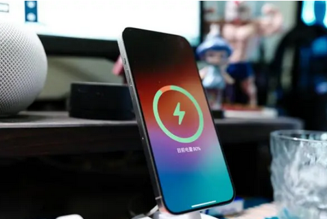 通州苹果15换屏服务分享用什么充电器给iPhone15充电更好 